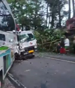 Kecelakaa Bus dan Truk Tabrakan di Jalan Raya Cipanas Cianjur Arah Puncak