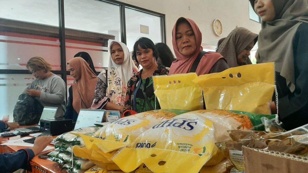 Mentan Tinjau Operasi Pasar Pangan Murah di Kantor Pos Palangkaraya