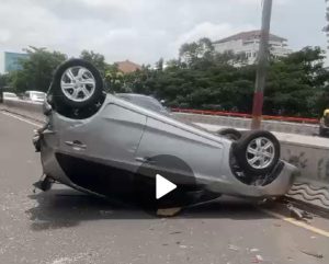 Kecelakaan Mobil Terbalik di Flyover Pasupati Bandung