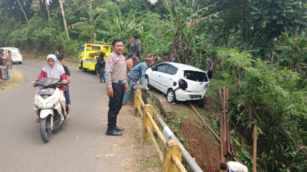 Mobil Ayla Putih Terjun Masuk Sungai di Tasikmalaya