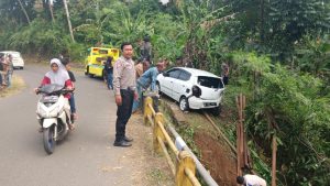Mobil Ayla Putih Terjun Masuk Sungai di Tasikmalaya