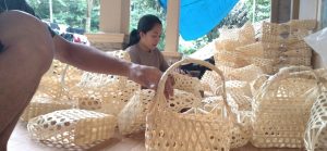 Menjelang Idulfitri, Pengrajin Keranjang Parcel Panen Untung