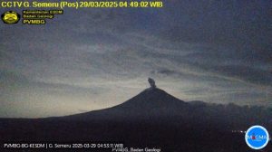 Gunung Semeru Erupsi, Warga Dilarang Melakukan Aktivitas di Sektor Tenggara
