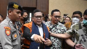 hasto sidang perdana-1