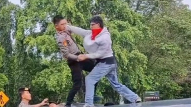 mahasiwa berkelahi polisi