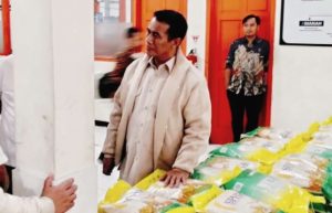 Menteri Pertanian (Mentan) Amran Sulaiman meninjau operasi pasar pangan murah di Kantor Pos Kabupaten Gresik, Jawa Timur, pada Jumat (14/03/2025)