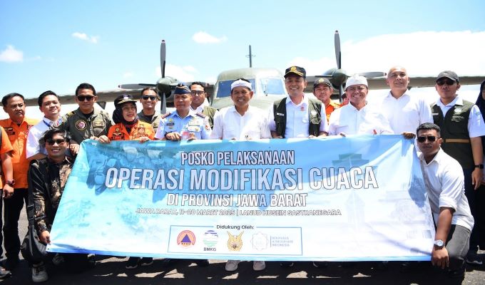 Gubernur Jabar Dedi Mulyadi menyaksikan pesawat khusus yang sedang lepas landas dalam rangka operasi modifikasi cuaca di Lanud Husein Sastranegara, Kota Bandung, Selasa (11/3/2025).