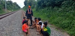 Daop 2 Ingatkan Warga Tidak Ngabuburit di Rel Kereta Api