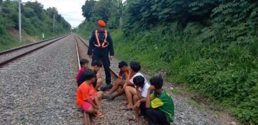 Daop 2 Ingatkan Warga Tidak Ngabuburit di Rel Kereta Api