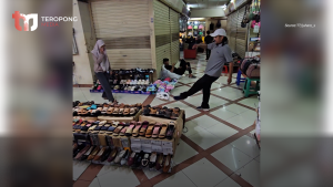 Jelang Lebaran Sepi Pengunjung, Penjual di Tanah Abang Bersantai Sambil Menunggu Pembeli