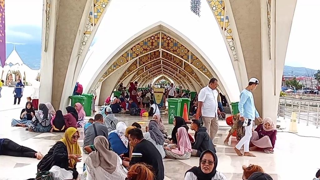 Masjid Aljabar Kota Bandung Ramai di Kunjungi Wisatawan di Momen Lebaran 2025