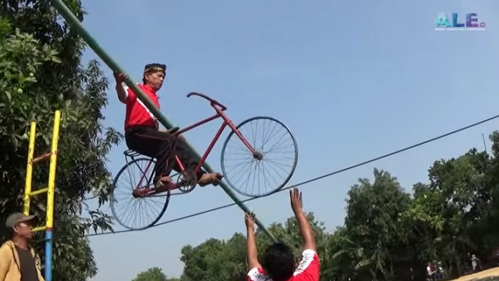 Kesenian Akrobat Genjring Umbul Indramayu -YouTube MAS AL STUDIO