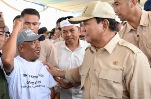 Gubernur Jawa Barat Dedi Mulyadi mendampingi Presiden Prabowo Subianto melakukan panen raya di Desa Randegan Wetan, Kecamatan Ligung, Kabupaten Majalengka, Senin (7/4/2025).(Foto: Cahyo/Biro Pers Sekretariat Presiden)