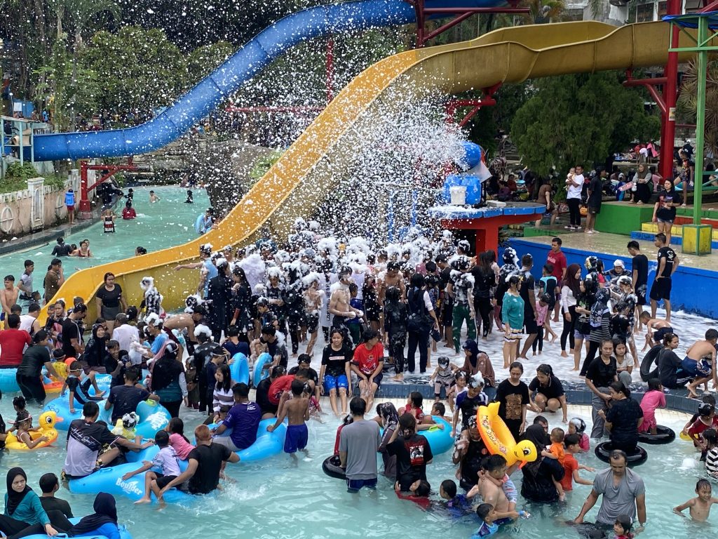 Kolam Renang Legendaris di Kota Bandung Masih Jadi Primadona Wisatawan