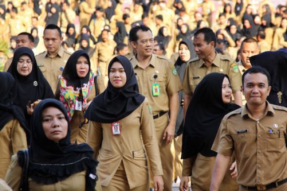 ASN jakarta wajib naik angkutan umum