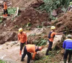 Tim SAR Lakukan Pencarian Satu Orang Tertimbun Longsor di Subang Jawa Barat