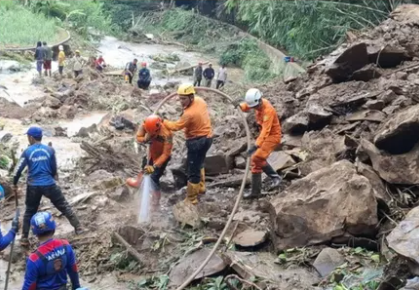 Tim SAR Gabungan Kembali Lanjutkan Pencarian Korban Tertimbun Longsor Subang
