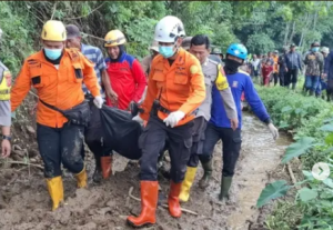 Tim SAR Gabungan Temukan Korban Tertimbun Longsor di Subang dalam Kondisi Meninggal