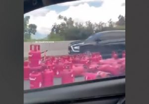 Truk gas elpiji pink 5,5 kg Terguling di Tol Purbaleunyi