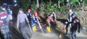 Diguyur Hujan Deras, Tebing Setinggi 20 Meter Longsor Tutupi Ruas Jalan Salopa-Jatiwaras