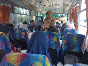 Seorang Istri di Tasikmalaya Rela Temani Suami, Kerja Sebagai Kernet Bus