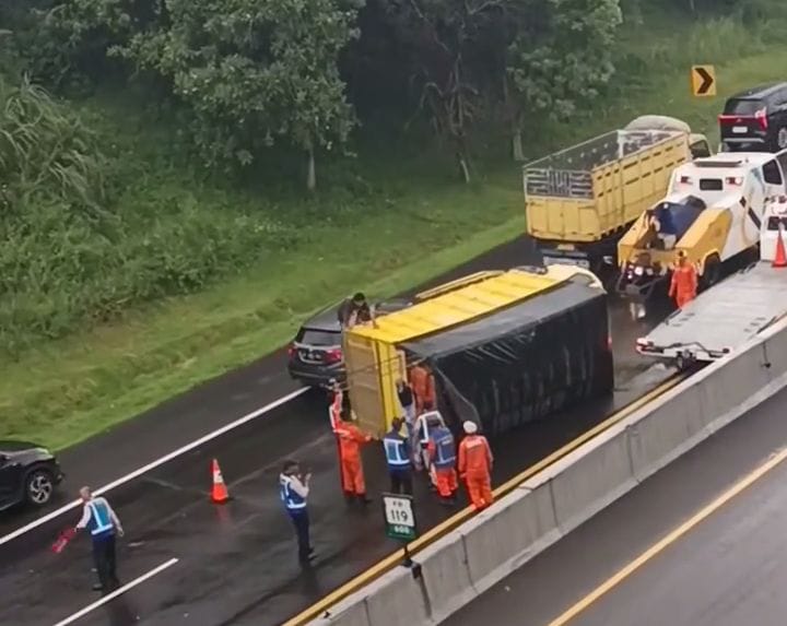 Truk Terbalik di Tol Padaleunyi KM 119