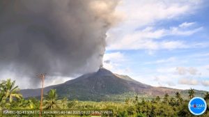 Gunung Lewotobi Laki-Laki Meletus, Abu Vulkanik Teramati 1,3 Km dari Puncak