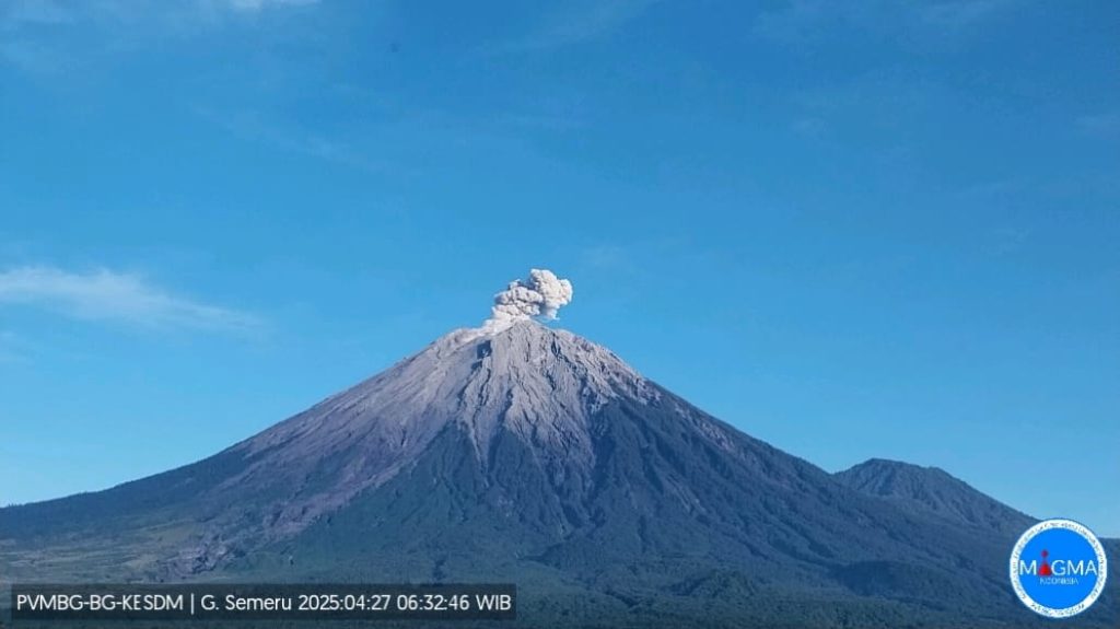 Gunung Semeru Kembali Erupsi, Kolom Abu Teramati 500 Meter dari Puncak