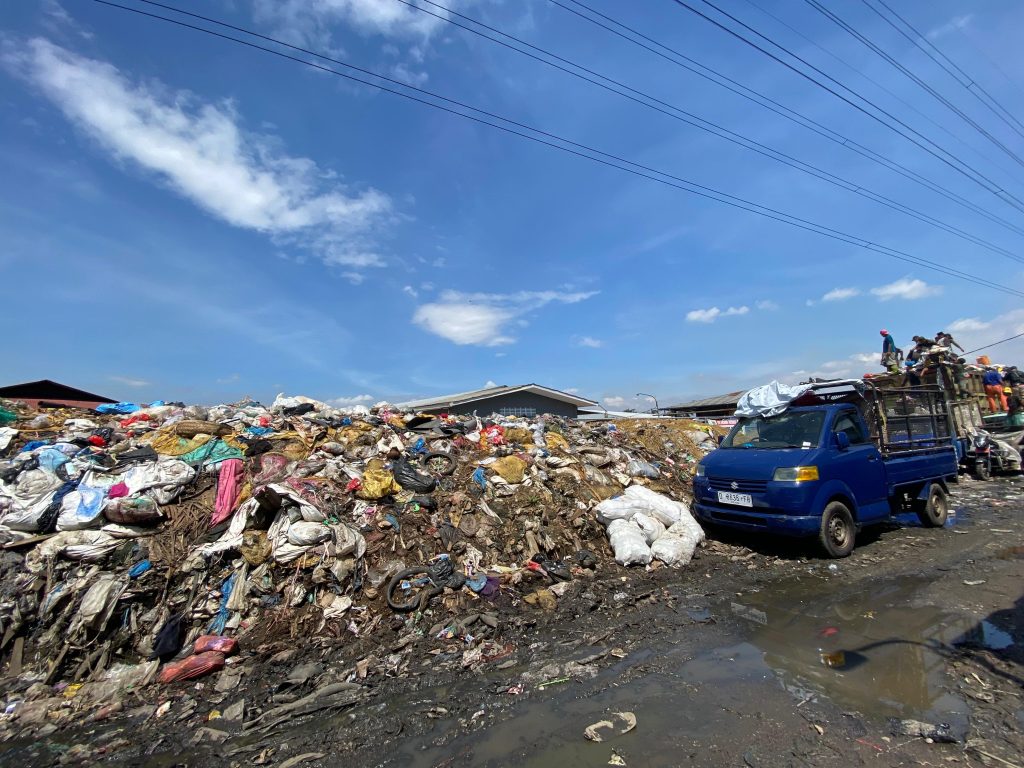 Dugaan Kuat Adanya Praktik Pungli Retribusi Sampah di Pasar Gedebage