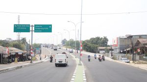 Uji Coba Sistem Satu Arah, Polsek Ciputat Timur Laksanakan Gatur Lalin di Simpang Perintis