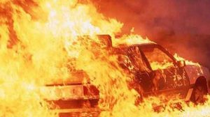 mobil polisi dibakar