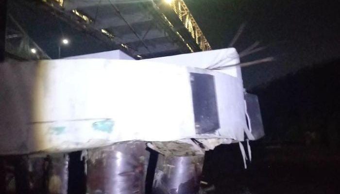 jembatan mahakam ditabrak tongkang