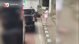 Macet Parah di Priok, Sopir Bantu Sopir yang Kelaparan dengan Makanan yang Ditarik Pakai Tali