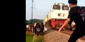 pemuda rel kereta