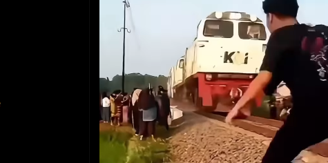 pemuda rel kereta