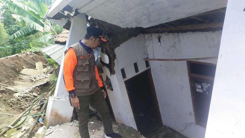 Rumah Rusak Akibat Pergerakan Tanah di Sirampong Brebes Terus Bertambah