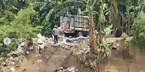 truk buang sampah kali bekasi