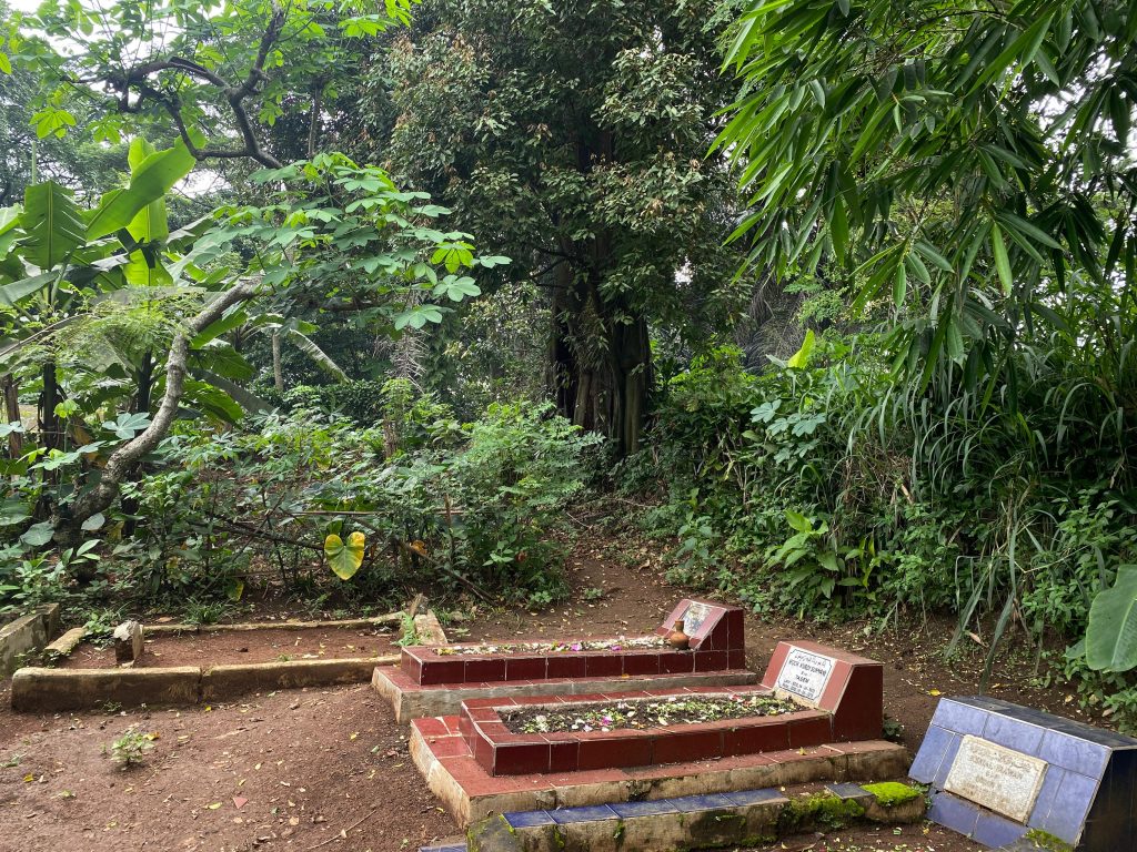 Akibat Pergerakan Tanah di Purwakarta, Warga Pindahkan Puluhan Makam