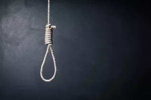 Pemuda tergantung di rumah kosong