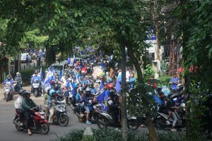 Ribuan Bobotoh Berbondong-Bondong Padati Gedung Sate