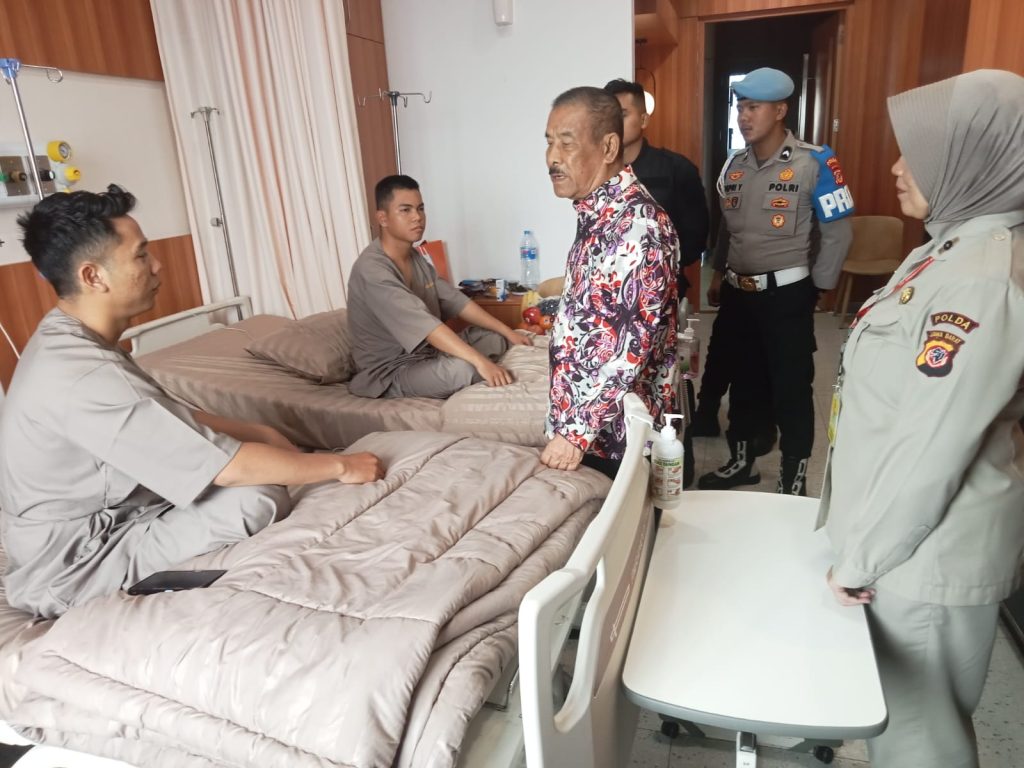 Jenguk Korban, Umuh Muchtar Sesalkan Flare dan Petasan di Stadion GBLA 