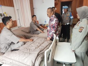 Jenguk Korban, Umuh Muchtar Sesalkan Flare dan Petasan di Stadion GBLA 