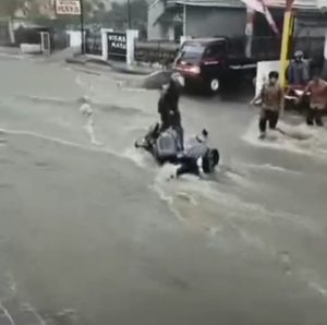 Seorang Warga di Cikahuripan Lembang Diduga Terseret Longsor, Masih Dalam Pencarian
