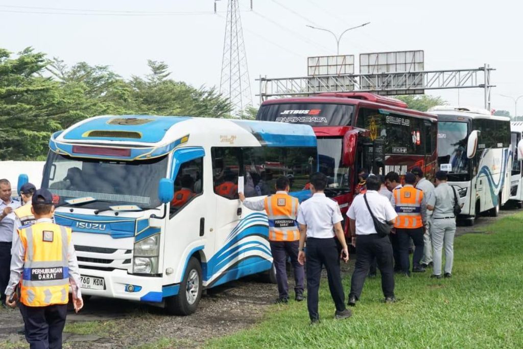 bus langgar aturan