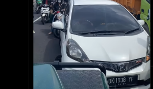 land rover defender lawan arah