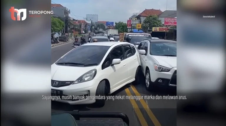 Aksi Mobil Ijo Hadang Pelanggar Marka, Pelanggar Dibuat Kapok Karena Senggol Mobil Lain