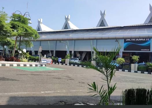Bandara Husen dibuka