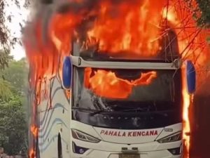 Bus Kencana Terbakar