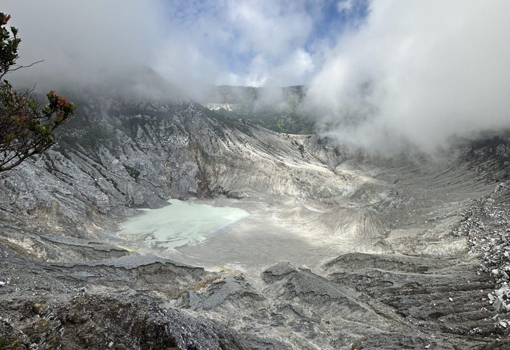 aktivitas gempa gunung tangkuban parahu