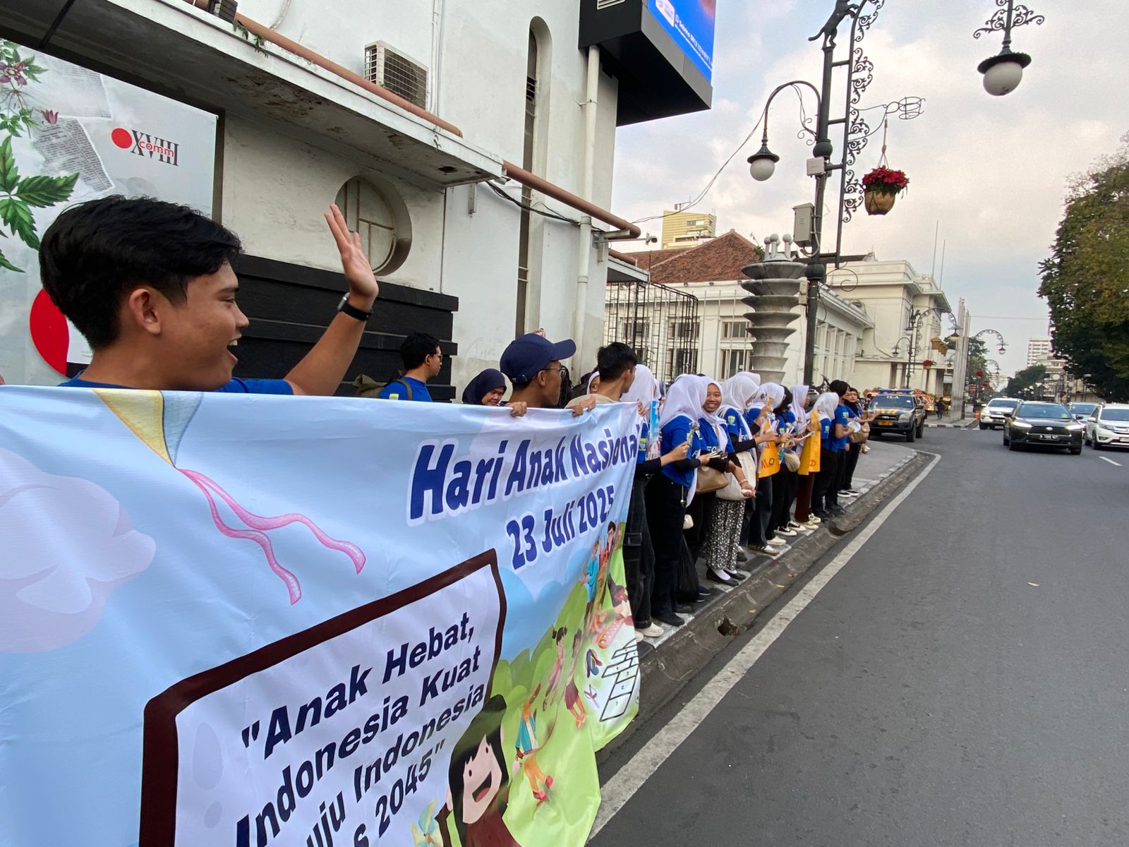 Hari Anak Nasional yang digelar oleh FOKAB di Jalan Asia Afrika Kota Bandung